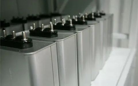哪些因素影響電力電容器的容量？
